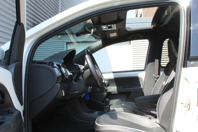 Volkswagen UP! 1.0 75pk high up! NL-Auto NAP Panoramadak Fender Airco Carplay Stoelverwarming CPV El. Ramen