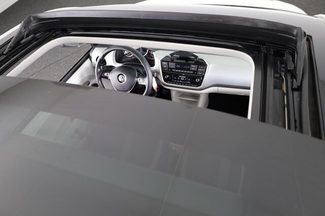 Volkswagen UP! 1.0 BMT high up! | Schuif/Kantel dak | Parkeer Sensoren achter | Achteruitrij Camera | Navigatie via App |