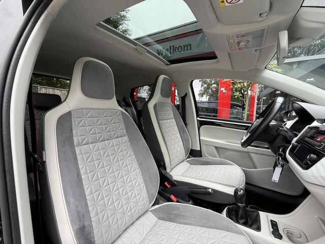 Volkswagen UP! 1.0 75PK *!* HIGH UP *!* PANODAK/ BEATS/ CRUISE/ 17 INCH/ STOELVERWARMING *!*