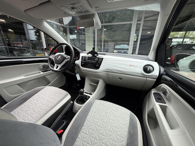 Volkswagen UP! 1.0 75PK *!* HIGH UP *!* PANODAK/ BEATS/ CRUISE/ 17 INCH/ STOELVERWARMING *!*