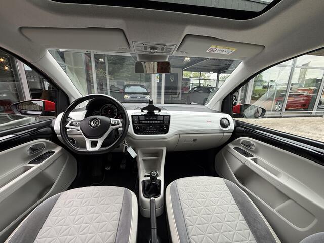 Volkswagen UP! 1.0 75PK *!* HIGH UP *!* PANODAK/ BEATS/ CRUISE/ 17 INCH/ STOELVERWARMING *!*