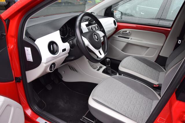 Volkswagen UP! 1.0 BMT up! BEATS | Org. NL | BOVAG Garantie | 15'' Velgen | Airconditioning | Bluetooth Telefoonverbinding | LED Dagrijverlichting | Lage KM-Stand NAP! |