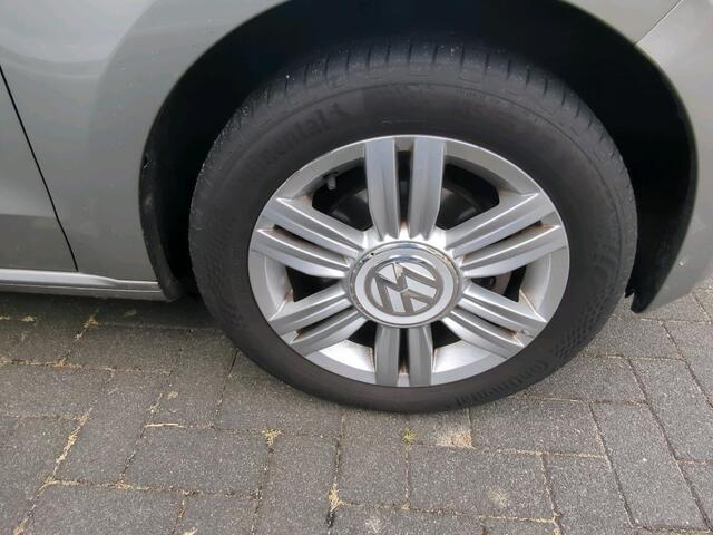 Volkswagen UP! 1.0 BMT 60pk high up! / Cruise Control / Camera / Parkeersensoren Achter / 15" LMV
