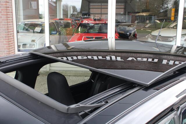 Volkswagen UP! 1.0 TSI GTI Achteruitrijcamera, Stoelverwarming, Parkeersens. A, Panoramadak, Beats Audio, Cruise control, Climate control, 17" LMV