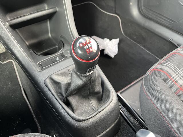 Volkswagen UP! 1.0 TSI GTI / CRUISE/ STOELVERWARMING/ PARKEERSENSOREN/ CAMERA/ BEATS AUDIO/ AIRCO/ BLUETOOTH/ DAB/ 17'' LMV