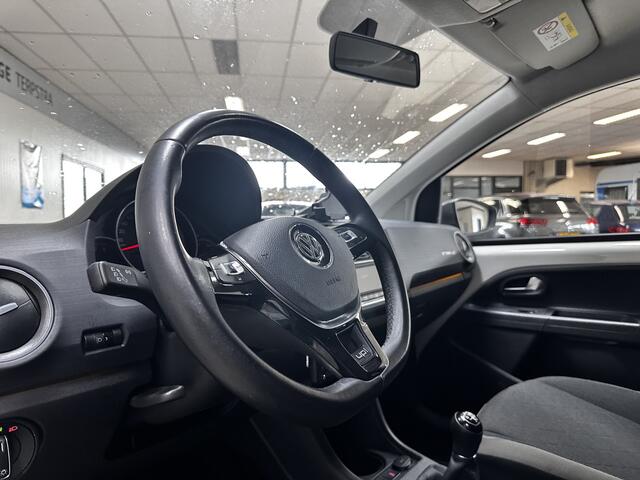 Volkswagen UP! 1.0 TSI BMT cross up! 90 PK!/ 16'' LMV/ Maps + More/ Stoelverw./ Dakrails/ Airco/ Elek. pakket/ Isofix/ Bluetooth/ Multi. LEDER. Stuur/ Mistl./ Extra getint glas/ LED Dagrijverl.