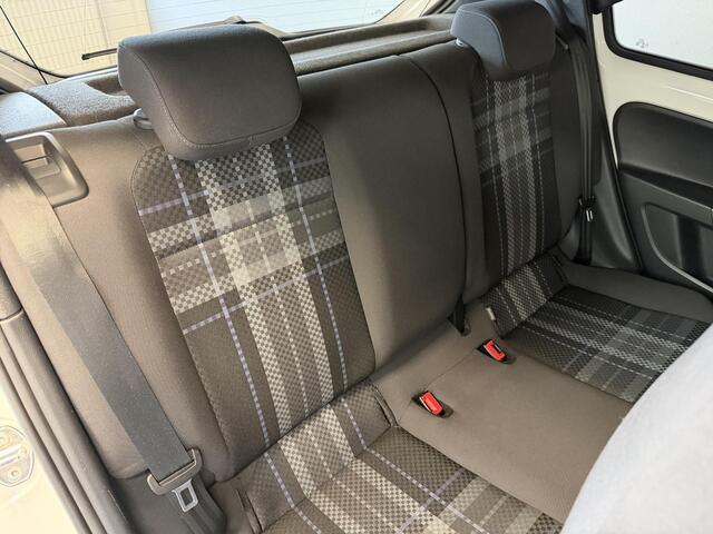 Volkswagen UP! 1.0 BMT high up! | Stoelverwarming | Bluetooth | DAB | Lichtmetaal |