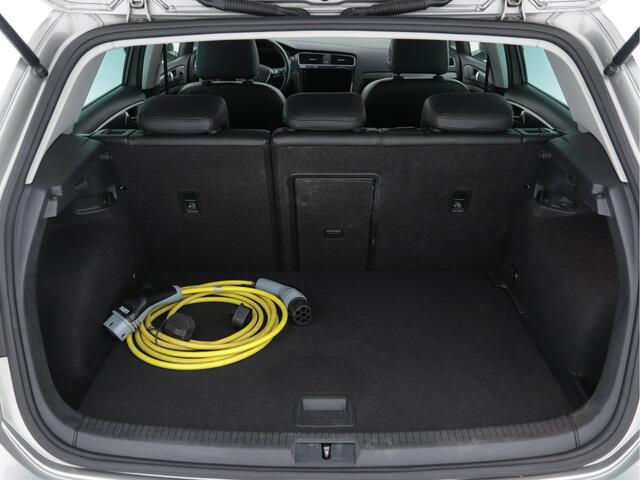Volkswagen e-Golf (INCL-BTW) *HEATPUMP | VOLLEDER | FULL-LED | ADAPTIVE-CRUISE | VIRTUAL-COCKPIT | KEYLESS | CAMERA | ECC | PDC | APP-CONNECT | COMFORT-SEATS | 17"ALU*