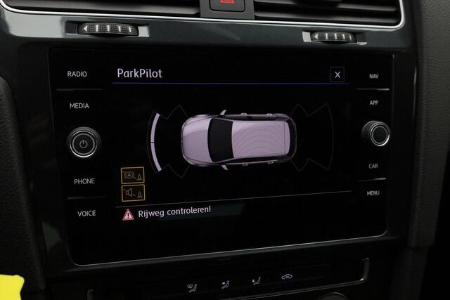 Volkswagen e-Golf E-DITION 136 pk | Navigatie | Parkeersensoren voor/achter | Adaptive Cruise | Virtual Cockpit