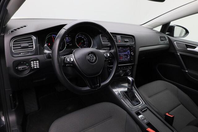 Volkswagen e-Golf 136PK | Warmtepomp | Navigatie | Parkeersensoren voor/achter | Adaptive Cruise | Climatronic