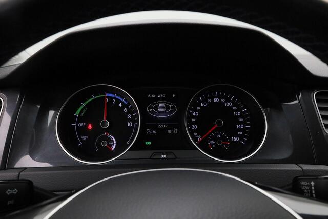 Volkswagen e-Golf 136PK | Warmtepomp | Navigatie | Parkeersensoren voor/achter | Adaptive Cruise | Climatronic