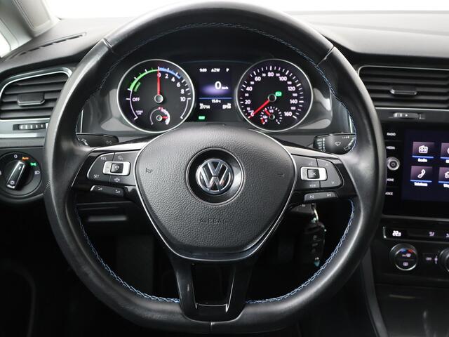 Volkswagen e-Golf E-DITION | 136 PK | Warmtepomp | Adaptive cruise control | Parkeersensoren | Navigatiesysteem |