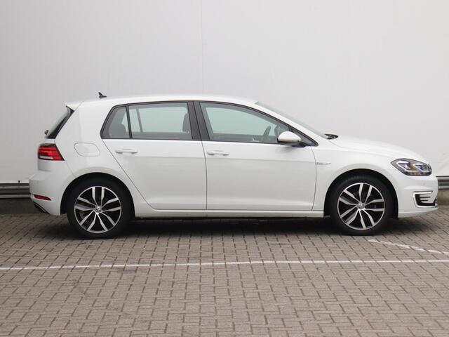 Volkswagen e-Golf e-Golf 36kWh | Warmtepomp | Navigatie | Parkeersensoren | Adaptive cruise control | App-connect | Climate control |