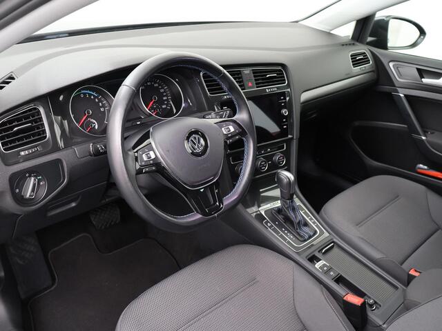 Volkswagen e-Golf E-DITION | 136 PK | Multifunctioneel stuurwiel | Navigatiesysteem | Parkeersensoren voor en achter |