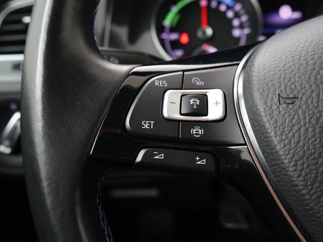 Volkswagen e-Golf E-DITION | 136 PK | Multifunctioneel stuurwiel | Navigatiesysteem | Parkeersensoren voor en achter |