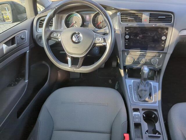 Volkswagen e-Golf E-DITION 136pk / LED / Navigatie / Climate Control / Parkeersensoren / Donker Glas / 16" LMV