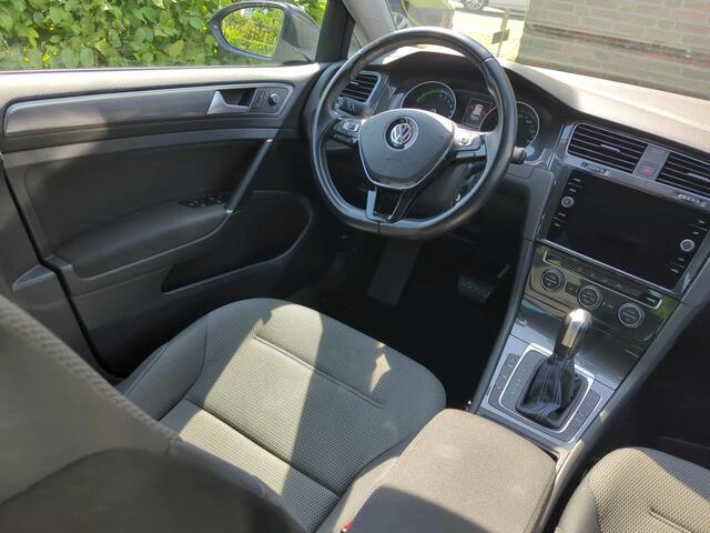 Volkswagen e-Golf 136 PK E-DITION / Warmtepomp / LED Navigatie / Parkeersensoren achterzijde / 16''LMV