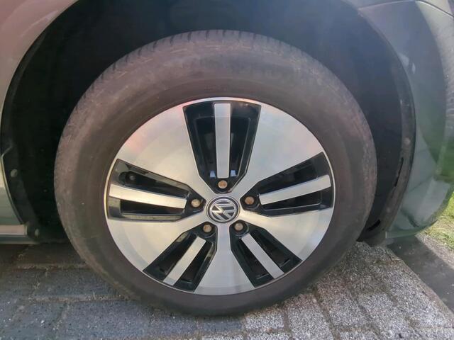 Volkswagen e-Golf 136 PK E-DITION / Warmtepomp / LED Navigatie / Parkeersensoren achterzijde / 16''LMV