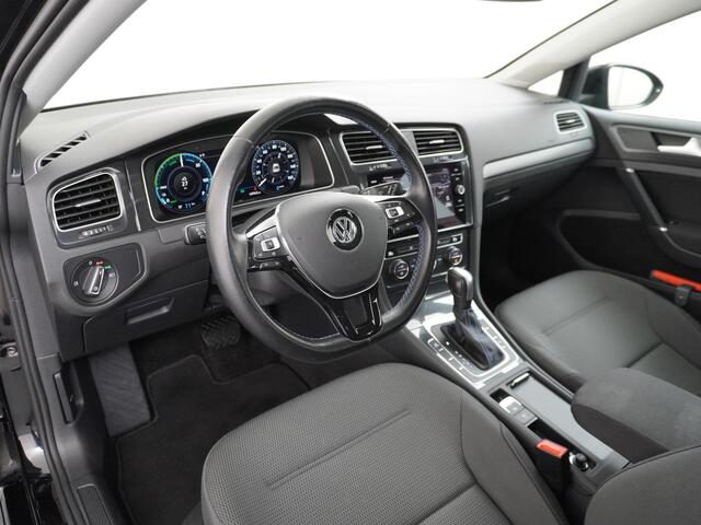 Volkswagen e-Golf E-DITION AUT. Adaptive Cruise Apple Carplay Android Navi Climatronic Pdc Led Regen-Lichtsensor 36kWh Bluetooth Car-Net App-Connect Licht-/regensensor App-Connect 1e Eigenaar, 8 jaar of 160.000 kilometer garantie op de hoogvoltaccu vanaf nieuw