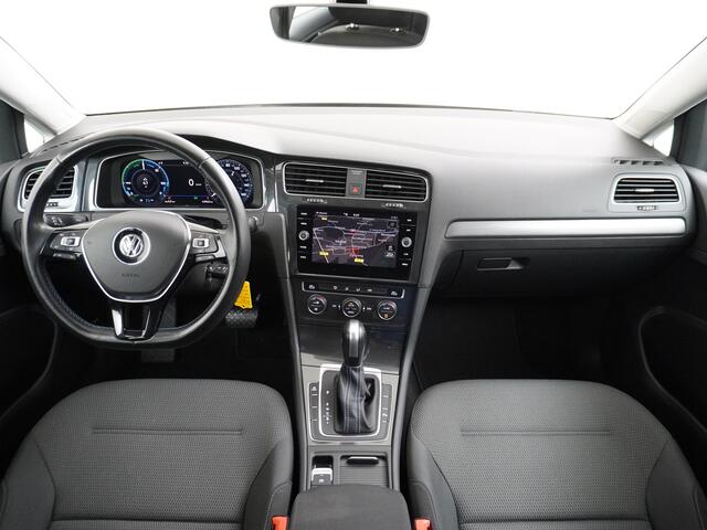 Volkswagen e-Golf E-DITION AUT. Adaptive Cruise Apple Carplay Android Navi Climatronic Pdc Led Regen-Lichtsensor 36kWh Bluetooth Car-Net App-Connect Licht-/regensensor App-Connect 1e Eigenaar, 8 jaar of 160.000 kilometer garantie op de hoogvoltaccu vanaf nieuw