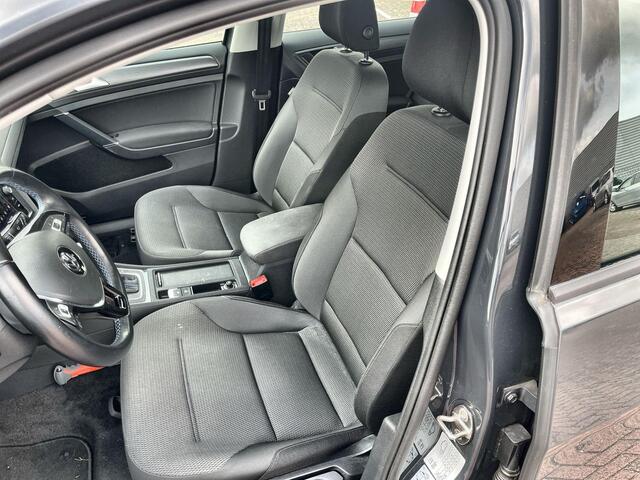 Volkswagen e-Golf 100kW/136PK E-DITION · Navigatie · Stoelverwarming · Camera + Parkeersensoren