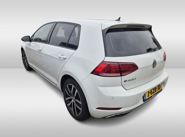 Volkswagen e-Golf E-DITION / CarPlay / Virtual Cockpit / Warmtepomp / 17'' / Parkeerhulp V+A / Stoelverwarming / DAB / ACC