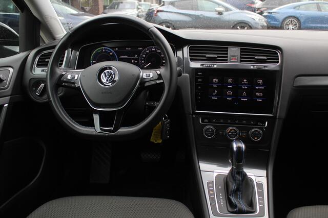 Volkswagen e-Golf E-DITION / CarPlay / Virtual Cockpit / Warmtepomp / 17'' / Parkeerhulp V+A / Stoelverwarming / DAB / ACC