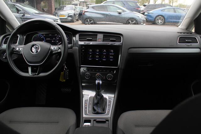 Volkswagen e-Golf e-Golf / Camera / Virtual Cockpit / CarPlay / Keyless / Navigatie / 17'' / Stoelverwarming / DAB / ACC