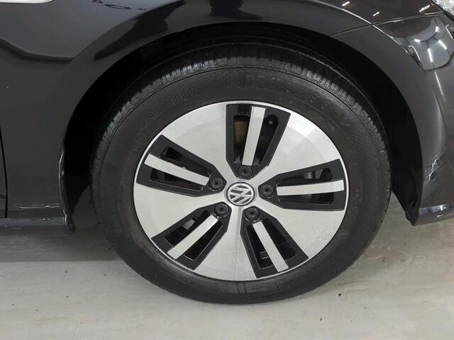 Volkswagen e-Golf E-DITION 136PK / 16" LMV / Parkeersensoren V+A / LED / Navigatie / App-Connect