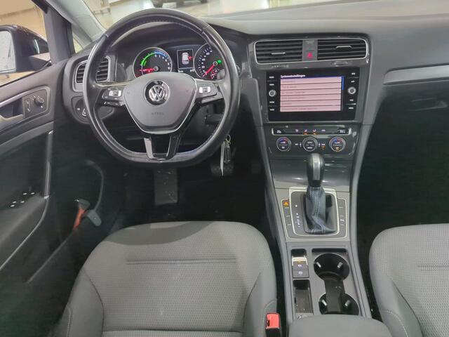 Volkswagen e-Golf E-DITION 136PK / 16" LMV / Parkeersensoren V+A / LED / Navigatie / App-Connect