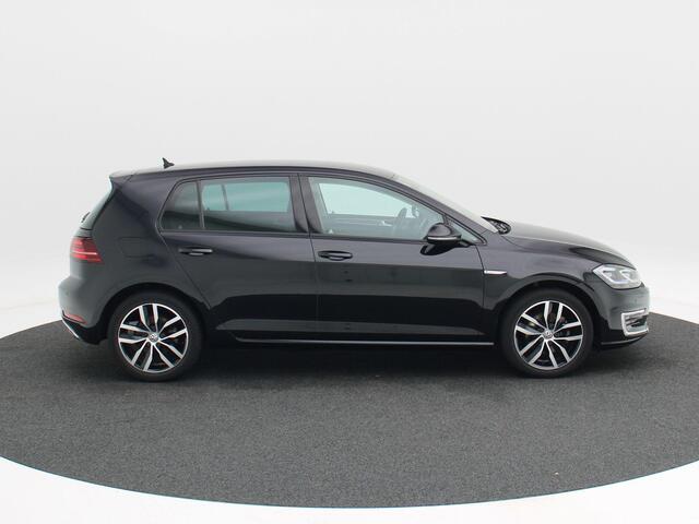 Volkswagen e-Golf E-DITION | Leder | Full LED | Adaptive Cruise | Stoelverwarming | Navigatie | Camera | Carplay | 17 Inch | 40.730 Km!!