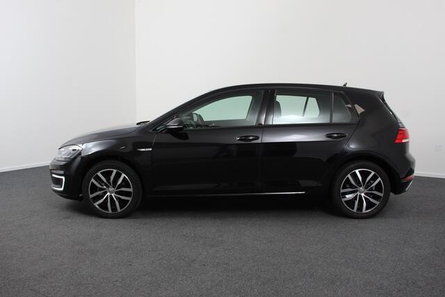 Volkswagen e-Golf Edition Automaat | Navigatie | Apple Carplay/Android Auto | Climate Control | Cruise Control | Lichtmetalen velgen 17" | Parkeer Sensoren V+A