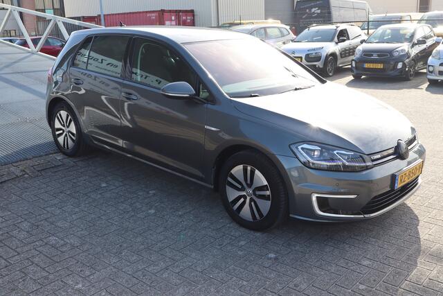 Volkswagen e-Golf Volkswagen e-Golf Automaat/Achteruitrijcamera/Parkeersensoren/Apple carplay/Navigatie/Adaptive cruise control/Keyless/Oplaadkabel incl 220V aansluiting/Elektrische ramen/Elektrisch verstelbare spiegels/Multifunctioneel stuurwiel/Lichtmetalen velgen.
