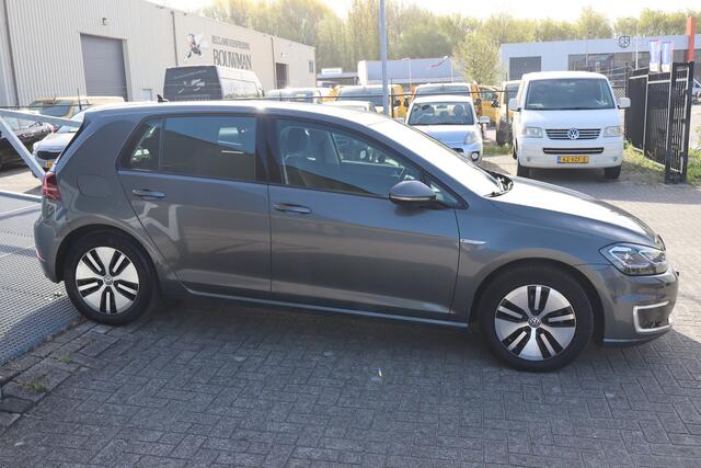 Volkswagen e-Golf Volkswagen e-Golf Automaat/Achteruitrijcamera/Parkeersensoren/Apple carplay/Navigatie/Adaptive cruise control/Keyless/Oplaadkabel incl 220V aansluiting/Elektrische ramen/Elektrisch verstelbare spiegels/Multifunctioneel stuurwiel/Lichtmetalen velgen.