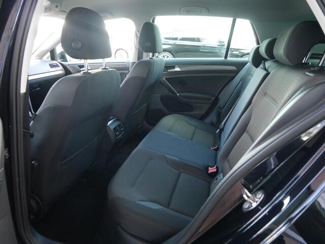 Volkswagen e-Golf E-DITION | Warmtepomp | Digitaal instrumentenpaneel | Parkeer assistent | Led koplampen | 17 inch lichtmetaal | Achteruitrijcamera | Apple carplay/Android auto | Stoelverwarming |