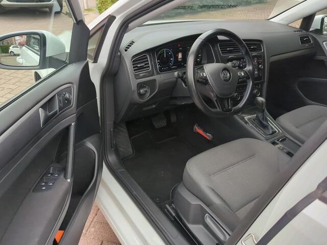 Volkswagen e-Golf E-DITION 136pk / LED / Virtual cockpit / Achteruitrij camera / 16'' LMV