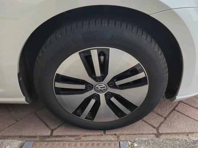 Volkswagen e-Golf E-DITION 136pk / LED / Virtual cockpit / Achteruitrij camera / 16'' LMV