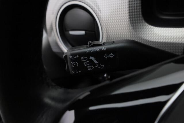 Volkswagen e-Up e-Up! 82 pk | Stoelverwarming | Parkeersensoren achter | Navigatie via App | Cruise Control