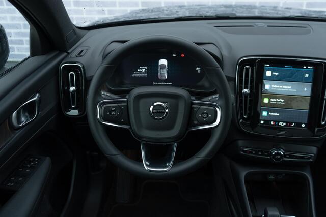 Volvo C40 Single Motor Extended Range 82 kWh Plus | Long Range | Google | Adaptieve Cruise | Pano Dak | Warmtepomp | Stoel-/Stuurverwarming | Zitverlenging | Elek. Achterklep | Keyless | Getint Glas | 20" LM