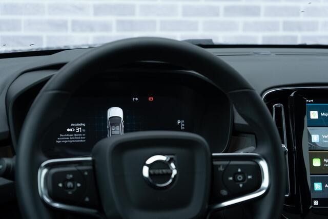 Volvo C40 Single Motor Extended Range 82 kWh Plus | Long Range | Google | Adaptieve Cruise | Pano Dak | Warmtepomp | Stoel-/Stuurverwarming | Zitverlenging | Elek. Achterklep | Keyless | Getint Glas | 20" LM