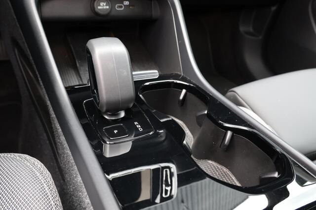 Volvo C40 Plus 69 kWh - Panoramadak - IntelliSafe Assist & Surround - Parkeercamera achter - Verwarmde voorstoelen & stuur - Parkeersensoren voor & achter - Warmtepomp - Draadloze tel. lader - Extra getint glas - 20' LMV