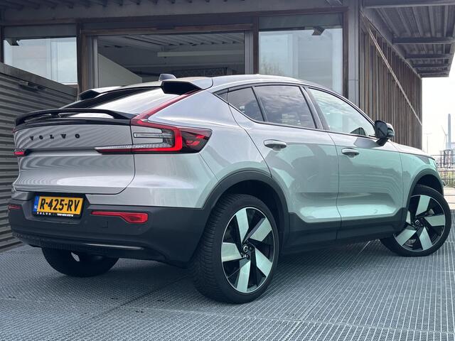 Volvo C40 Recharge Plus 69 kWh Automaat, Stoel- en stuurverwarming, Parkeercamera, Panoramadak, 20 inch wielen, Warmtepomp, Extra getinte ramen, All-season banden