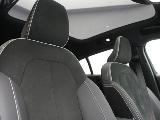 Volvo C40 Plus Recharge Pure Electric 69 kWh 231pk Dealer O.H. | Trekhaak Af Fabriek | Panodak | Adaptive Cruise | Camera | Alcantara Sportstoelen & Stuur Verwarmd | Keyless | Blis | Google Assistent | Apple Carplay | DAB |