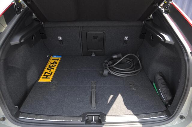 Volvo C40 252PK Automaat Single Ext. Range Plus 82 kWh / Adaptive cruise control / Pilot assist / BLIS / Stoel en stuur verwarming / Elektrische achterklep / Parkeersensoren met camera / Google infotainment / Panoramadak