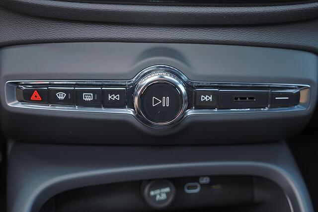 Volvo C40 Recharge Ultimate 69 kWh - Panoramadak - IntelliSafe Assist & Surround - 360º Camera - Harman Kardon audio - Verwarmde voorstoelen & stuur - Elektr. bedienb. voorstoelen met geheugen links - Draadloze tel. lader - Extra getint glas - Inklapbare trekhaak -