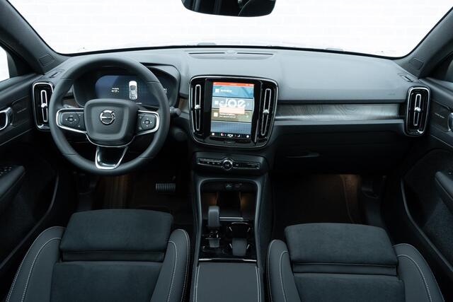Volvo EC40 Single Motor Extended Range Plus Black Edition Google | Pano Dak | Adaptieve Cruise | Warmtepomp | Getint Glas | Stoel-/Stuurverwarming | 360 Camera | Keyless | 20" LM