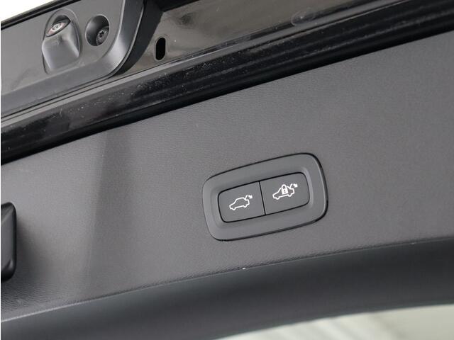 Volvo EC40 Single Motor Extended Range Plus Black Edi. 82 kWh / Trekhaak/ 360 camera / Stoel+stuurverw. / Harman Kardon / Extra getint glas