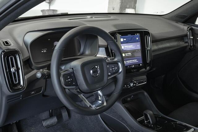 Volvo EC40 Single Motor Extended Range Ultimate 82 kWh | 360º parkeer camera | Panoramadak | Stoel- en stuurverwarming | Audio by Harman en Kardon | Trekhaak | Elektrisch verstelbare voorstoelen | Google infotainment | Parkeersensoren voor + achter