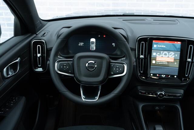 Volvo EC40 Extended Range Plus Black Edition | Pano Dak | Adaptieve Cruise | Warmtepomp | Getint Glas | Stoel-/Stuurverwarming | 360 Camera | Keyless | 20" LM