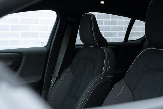 Volvo EC40 Extended Range Plus Black Edition | Pano Dak | Adaptieve Cruise | Warmtepomp | Getint Glas | Stoel-/Stuurverwarming | 360 Camera | Keyless | 20" LM